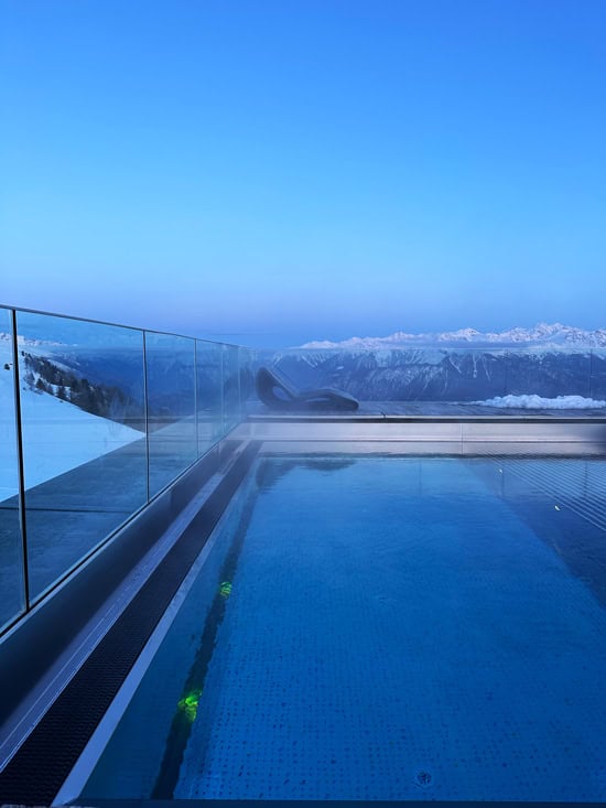 Chetzeron Crans-Montana: dormire a 2112 metri in un'ex stazione delle cabinovie, oggi hotel di design 29 Piscina vista montange