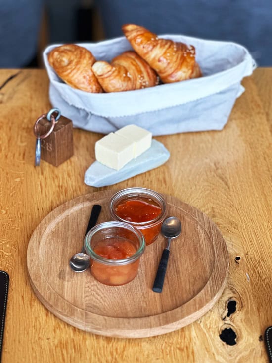 Chetzeron Crans-Montana: dormire a 2112 metri in un'ex stazione delle cabinovie, oggi hotel di design 53 Croissant burro marmellata
