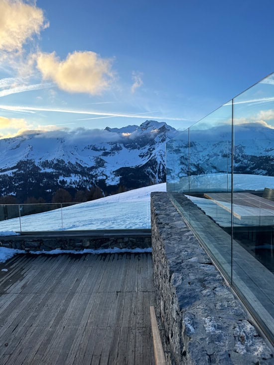 Chetzeron Crans-Montana: dormire a 2112 metri in un'ex stazione delle cabinovie, oggi hotel di design 17 Terrazza con vista