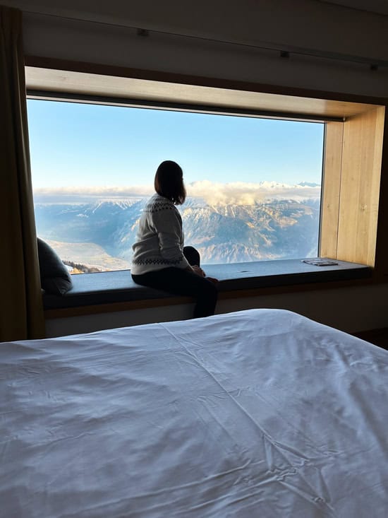 Chetzeron Crans-Montana: dormire a 2112 metri in un'ex stazione delle cabinovie, oggi hotel di design 35 Vista dalle camere dello Chetzeron