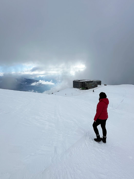 Chetzeron Crans-Montana: dormire a 2112 metri in un'ex stazione delle cabinovie, oggi hotel di design 13 Hotel in cima alle piste