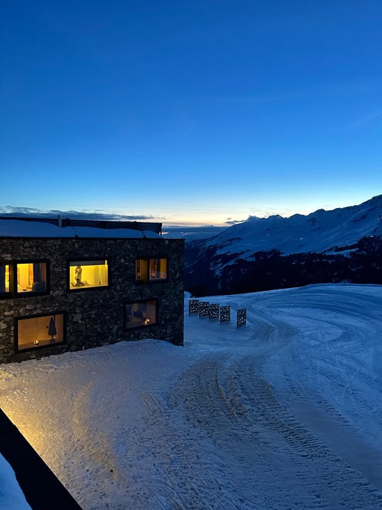 Chetzeron Crans-Montana: dormire a 2112 metri in un'ex stazione delle cabinovie, oggi hotel di design 15 Chetzeron di notte