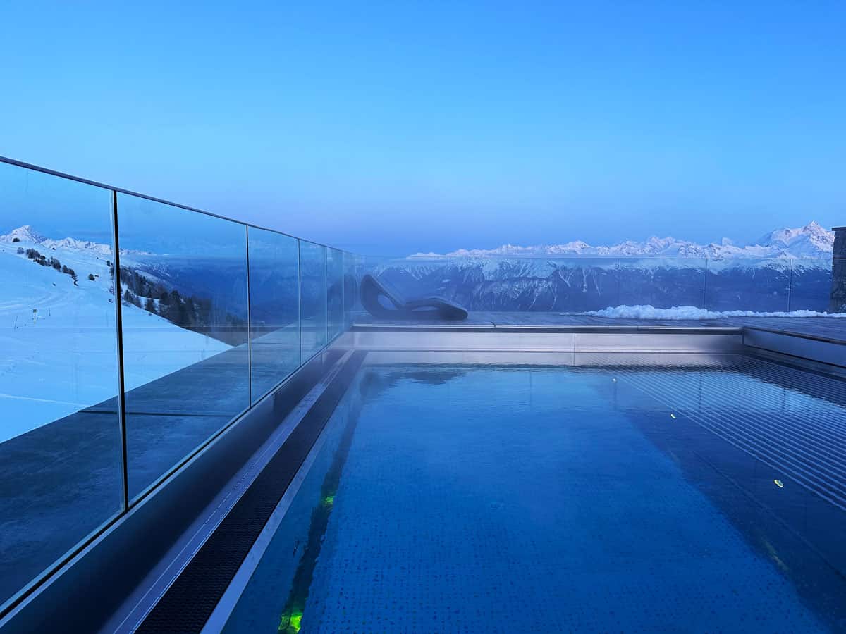 Chetzeron Crans-Montana: dormire a 2112 metri in un'ex stazione delle cabinovie, oggi hotel di design 28 Piscina Chetzeron