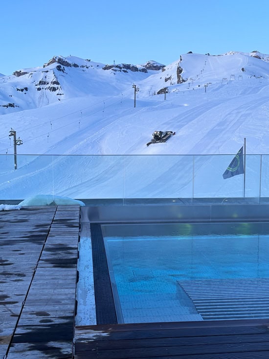 Chetzeron Crans-Montana: dormire a 2112 metri in un'ex stazione delle cabinovie, oggi hotel di design 30 Piscina hotel