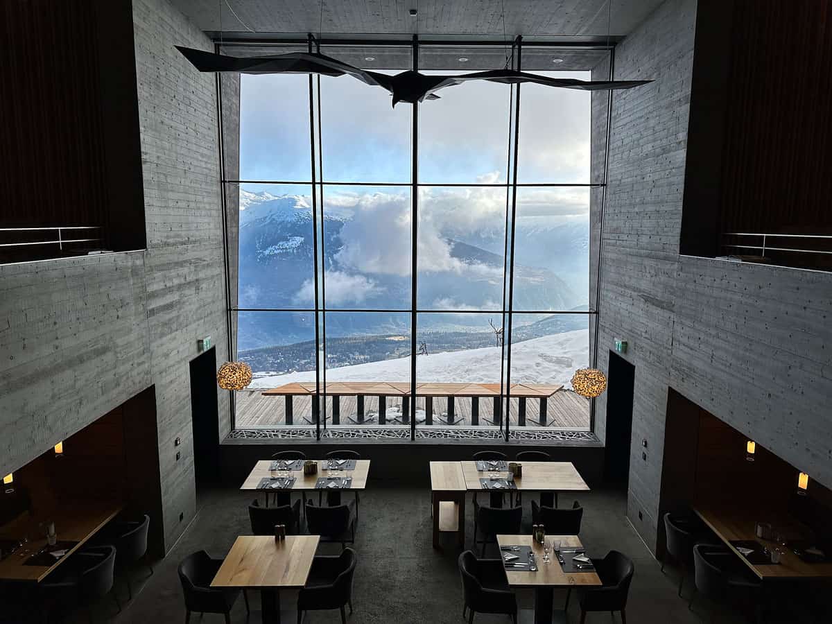 Chetzeron Crans-Montana: dormire a 2112 metri in un'ex stazione delle cabinovie, oggi hotel di design 44 Sala ristorante con vista