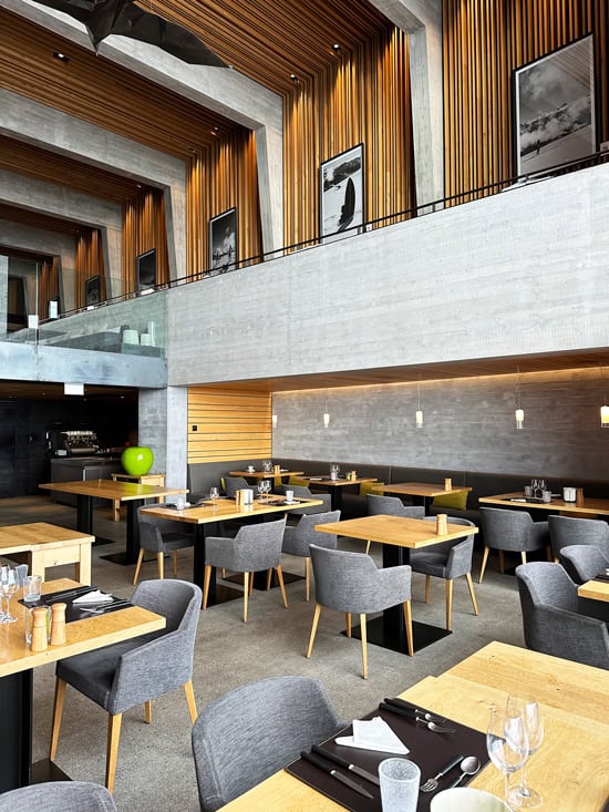Chetzeron Crans-Montana: dormire a 2112 metri in un'ex stazione delle cabinovie, oggi hotel di design 22 Ristorante Chetzeron