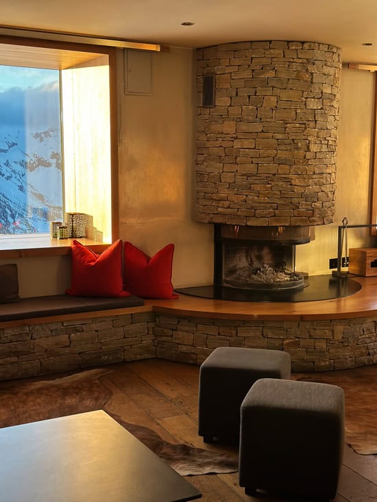 Chetzeron Crans-Montana: dormire a 2112 metri in un'ex stazione delle cabinovie, oggi hotel di design 25 Salotto con camino