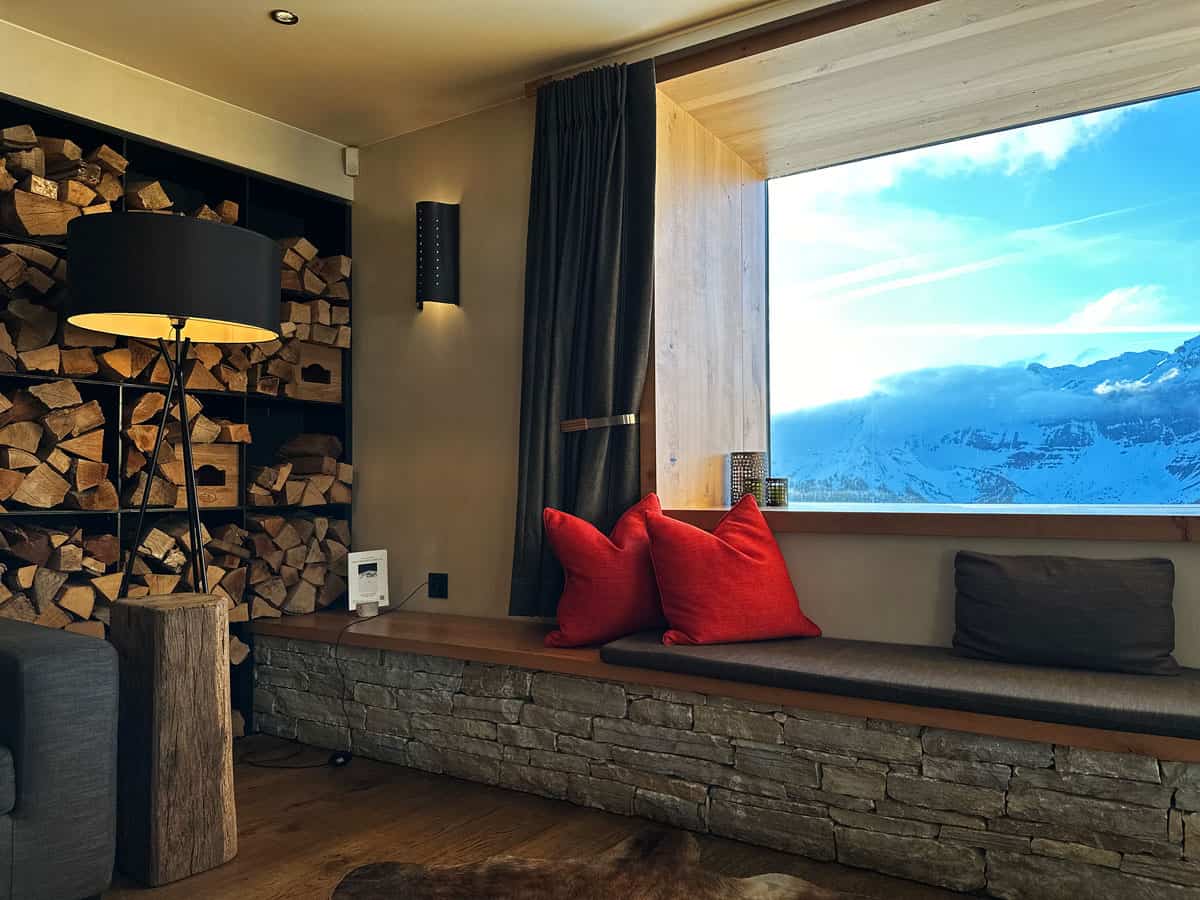 Chetzeron Crans-Montana: dormire a 2112 metri in un'ex stazione delle cabinovie, oggi hotel di design 27 Salotto con vista