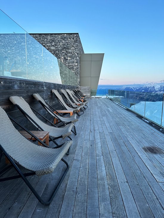 Chetzeron Crans-Montana: dormire a 2112 metri in un'ex stazione delle cabinovie, oggi hotel di design 6 Terrazza con vista Chetzeron