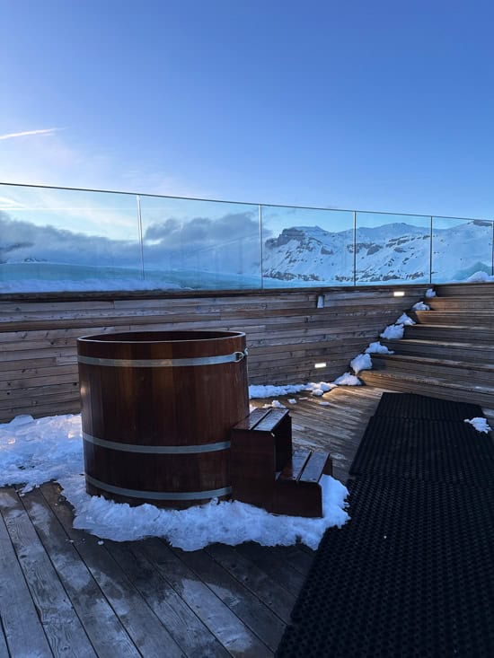 Chetzeron Crans-Montana: dormire a 2112 metri in un'ex stazione delle cabinovie, oggi hotel di design 31 Tinozza hotel