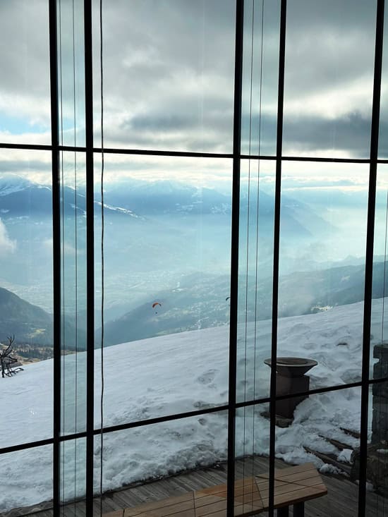 Chetzeron Crans-Montana: dormire a 2112 metri in un'ex stazione delle cabinovie, oggi hotel di design 50 Panorama salonecentrale