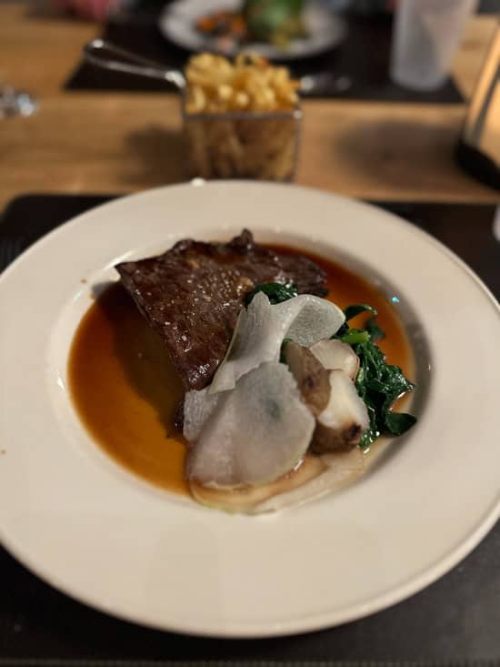 Chetzeron Crans-Montana: dormire a 2112 metri in un'ex stazione delle cabinovie, oggi hotel di design 45 Mangiare allo Chetzeron