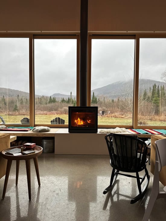 Farouche Mont Tremblant: dormire in piccole A-frame circondati dalle montagne in Quebec 7 Interno main lodge con camino