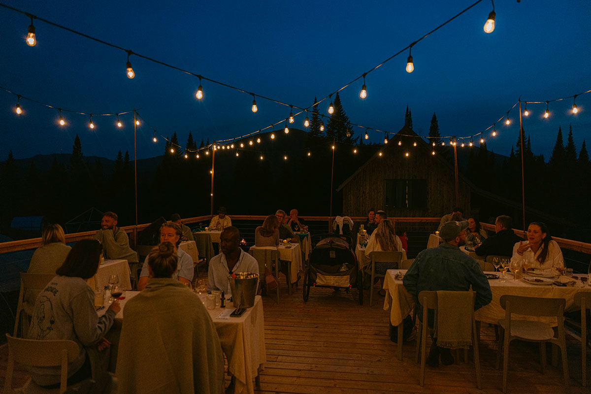 Farouche Mont Tremblant: dormire in piccole A-frame circondati dalle montagne in Quebec 33 Cena sotto le stelle