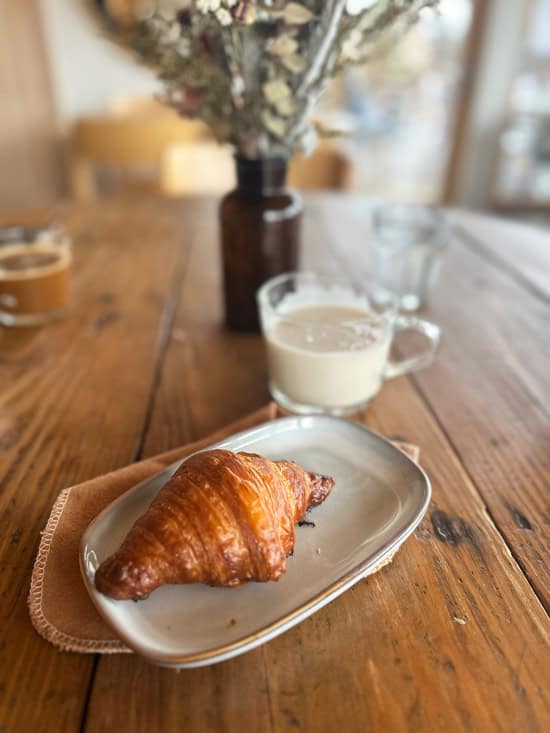 Farouche Mont Tremblant: dormire in piccole A-frame circondati dalle montagne in Quebec 14 Colazione con croissant