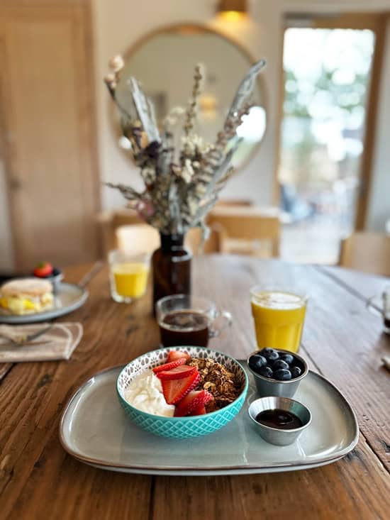 Farouche Mont Tremblant: dormire in piccole A-frame circondati dalle montagne in Quebec 15 Colazione con yogurt granola e frutta