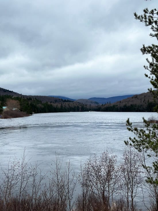Farouche Mont Tremblant: dormire in piccole A-frame circondati dalle montagne in Quebec 37 lago ghiaciato