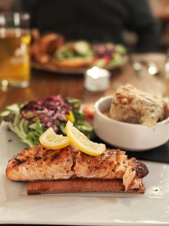 Farouche Mont Tremblant: dormire in piccole A-frame circondati dalle montagne in Quebec 39 Salmone alla griglia