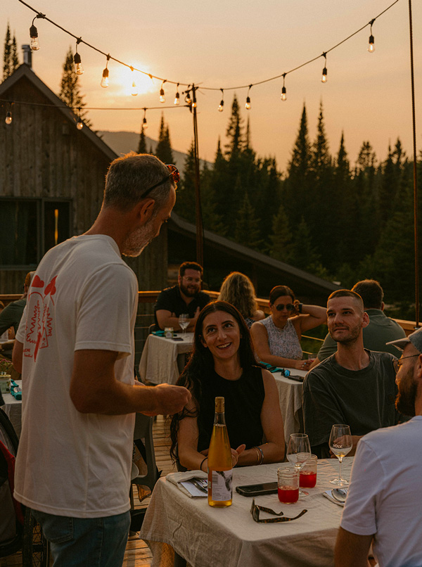 Farouche Mont Tremblant: dormire in piccole A-frame circondati dalle montagne in Quebec 31 Mangiare sotto le stelle