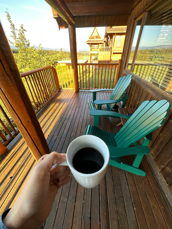 Echo Valley Ranch & Spa: Dormire nel ranch più esclusivo in British Columbia 26 patio con sedie verdi