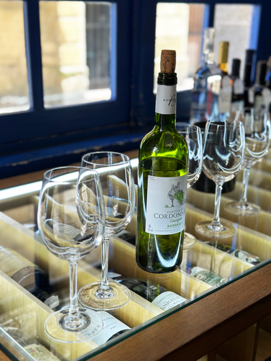 7 esperienze gourmet tra Bordeaux e Dordogna per un viaggio tra i sapori locali 3 Degustare vino in centro Bordeaux