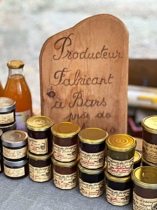 Cosa vedere in Dordogna e nel Périgord: itinerario Gourmet tra Villaggi Medievali, Castelli e Giardini Segreti 63 Marmellate al mercato di Sarlat