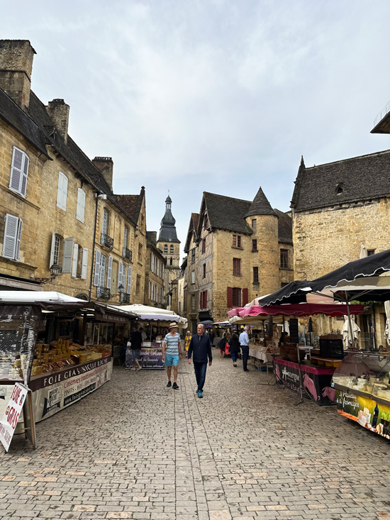 Cosa vedere in Dordogna e nel Périgord: itinerario Gourmet tra Villaggi Medievali, Castelli e Giardini Segreti 65 Mercato più grande di Francia