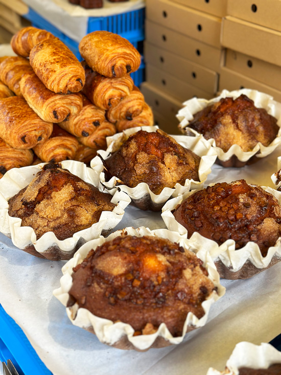 Cosa vedere in Dordogna e nel Périgord: itinerario Gourmet tra Villaggi Medievali, Castelli e Giardini Segreti 61 Mercato di Sarlat dolci