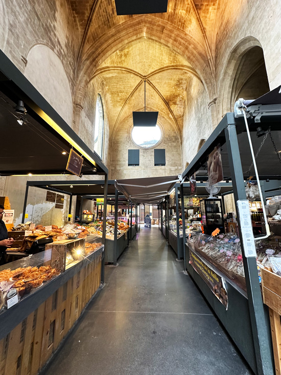 Cosa vedere in Dordogna e nel Périgord: itinerario Gourmet tra Villaggi Medievali, Castelli e Giardini Segreti 64 Mercato di Sarlat in una chiesa