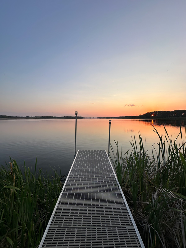 Refuge Bay: Dormire in una Tiny House in Alberta 27 Lago con pontile Canada