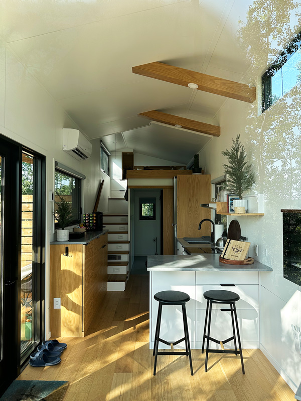 Refuge Bay: Dormire in una Tiny House in Alberta 35 Interno casa refuge bay