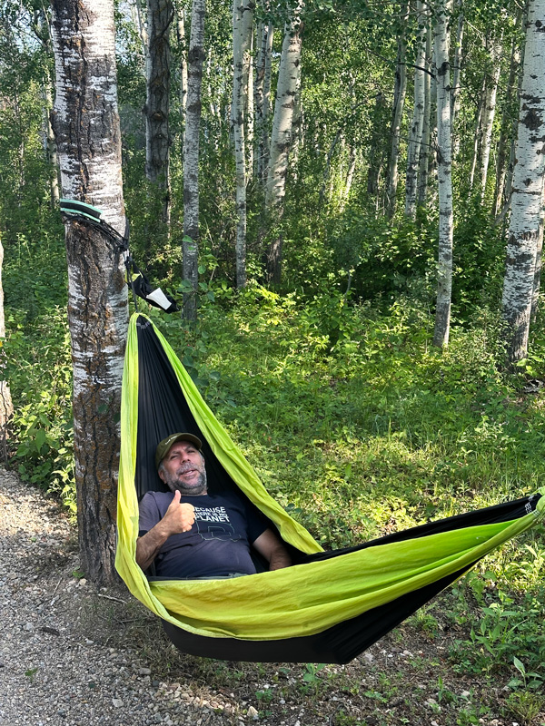 Refuge Bay: Dormire in una Tiny House in Alberta 26 Amaca nella foresta