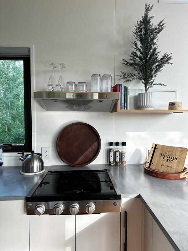 Refuge Bay: Dormire in una Tiny House in Alberta 38 Dettagli cucina Tiny House Refuge Bay