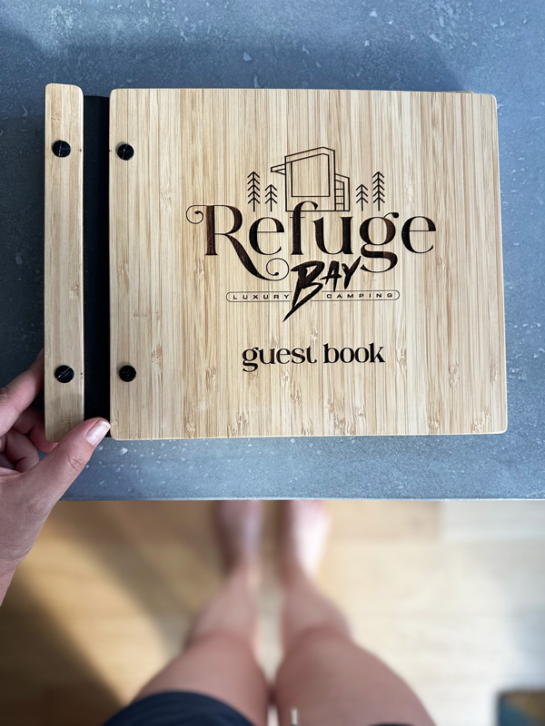 Refuge Bay: Dormire in una Tiny House in Alberta 48 Guest Book Refuge Bay