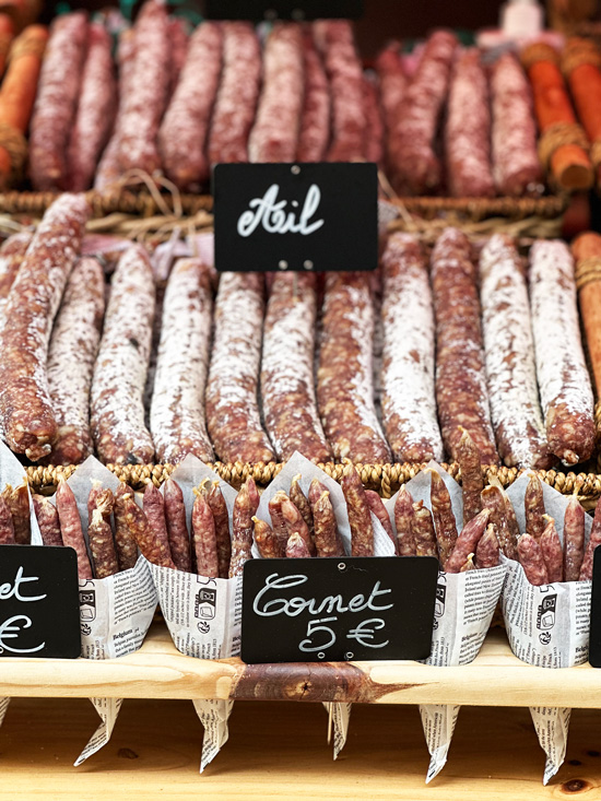 7 esperienze gourmet tra Bordeaux e Dordogna per un viaggio tra i sapori locali 47 Salamini Mercato di Sarlat