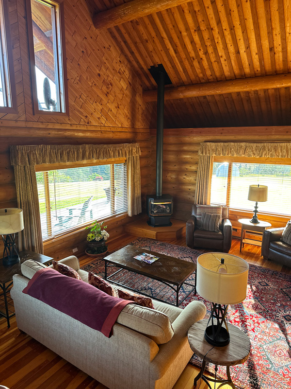 Echo Valley Ranch & Spa: Dormire nel ranch più esclusivo in British Columbia 20 Salotto chalet famigliare