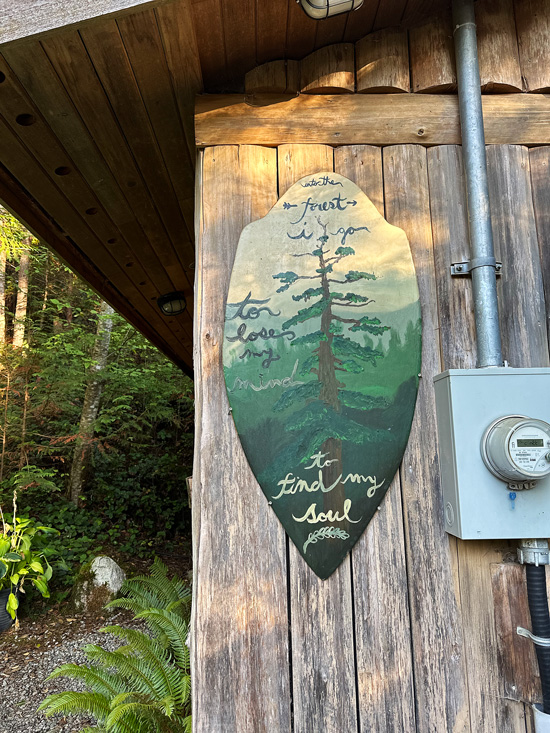 Dormire sulla Sunshine Coast in British Columbia: 4 alloggi da non perdere 27 Alloggio con bagno esterno