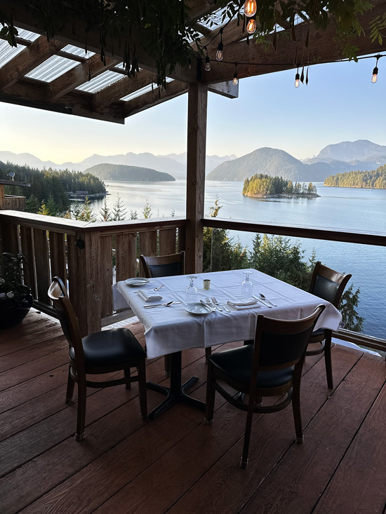 Dormire sulla Sunshine Coast in British Columbia: 4 alloggi da non perdere 49 Tavolo con vista Sunshine Coast Canada