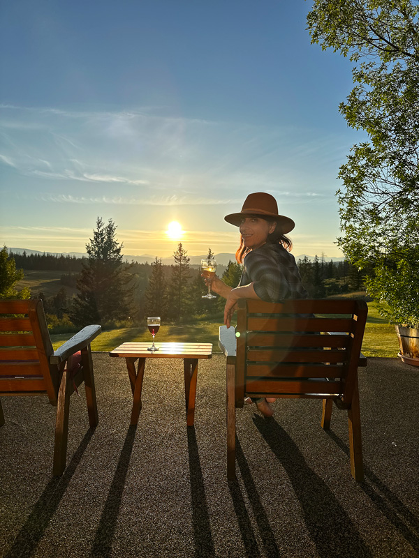 Echo Valley Ranch & Spa: Dormire nel ranch più esclusivo in British Columbia 15 Relax sul patio del ranch