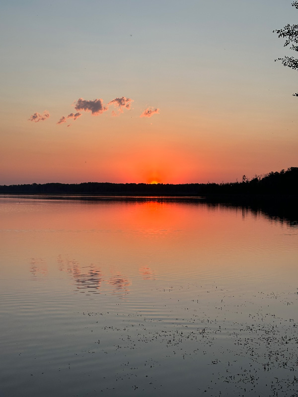 Refuge Bay: Dormire in una Tiny House in Alberta 28 Tramonto al lago Canada