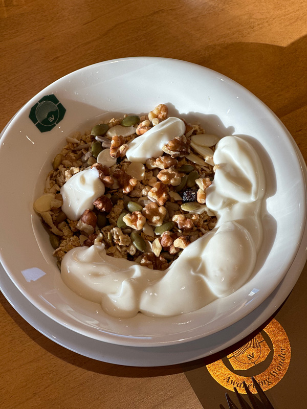 Echo Valley Ranch & Spa: Dormire nel ranch più esclusivo in British Columbia 39 Yogurt con granola colazione al ranch