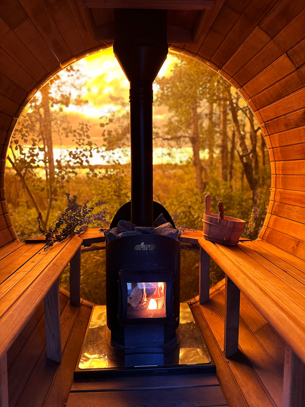 Refuge Bay: Dormire in una Tiny House in Alberta 24 Sauna vista lago