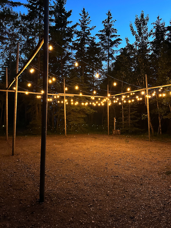 Elk Island Retreat: Dormire a Due Passi dal Parco dei Bisonti in Alberta 24 Lucine romantiche Elk Island Retreat