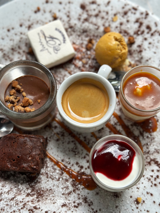 Cosa vedere in Dordogna e nel Périgord: itinerario Gourmet tra Villaggi Medievali, Castelli e Giardini Segreti 23 Caffè gourmand Perigueux