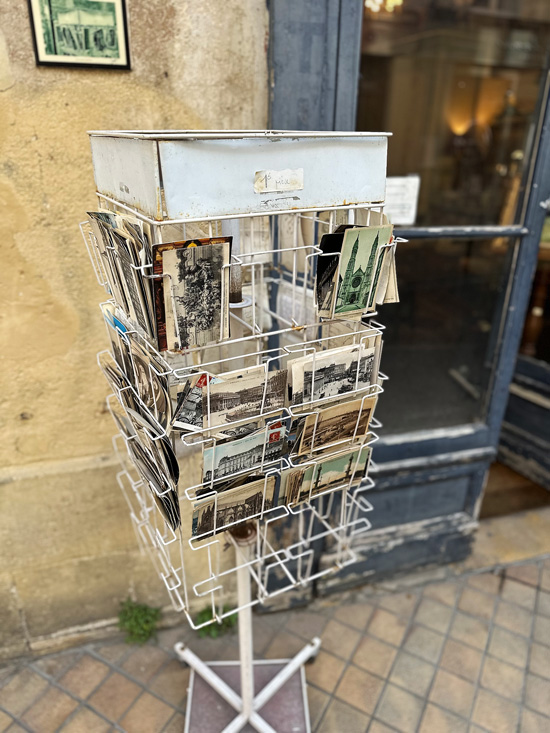 Cosa vedere in Dordogna e nel Périgord: itinerario Gourmet tra Villaggi Medievali, Castelli e Giardini Segreti 4 Cartoline da Bordeaux