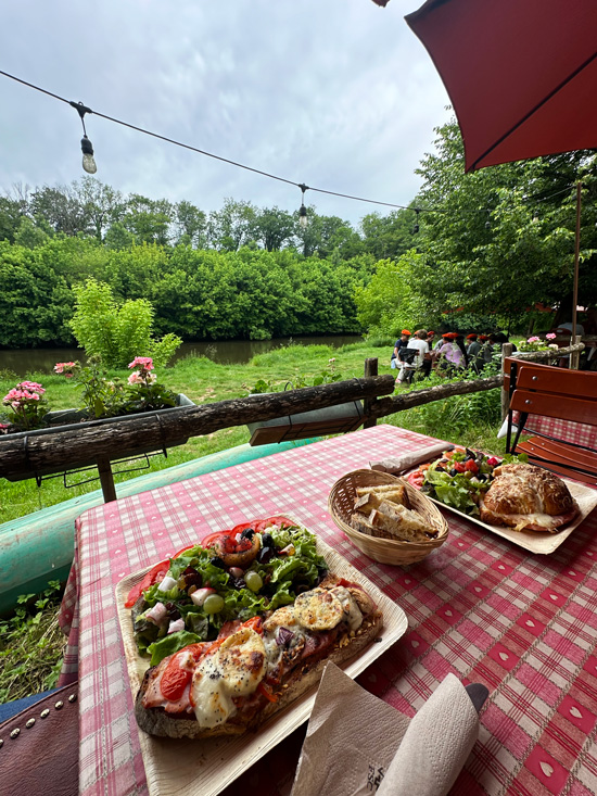Cosa vedere in Dordogna e nel Périgord: itinerario Gourmet tra Villaggi Medievali, Castelli e Giardini Segreti 56 Mangiare a Saint-Leon-sur_verzere