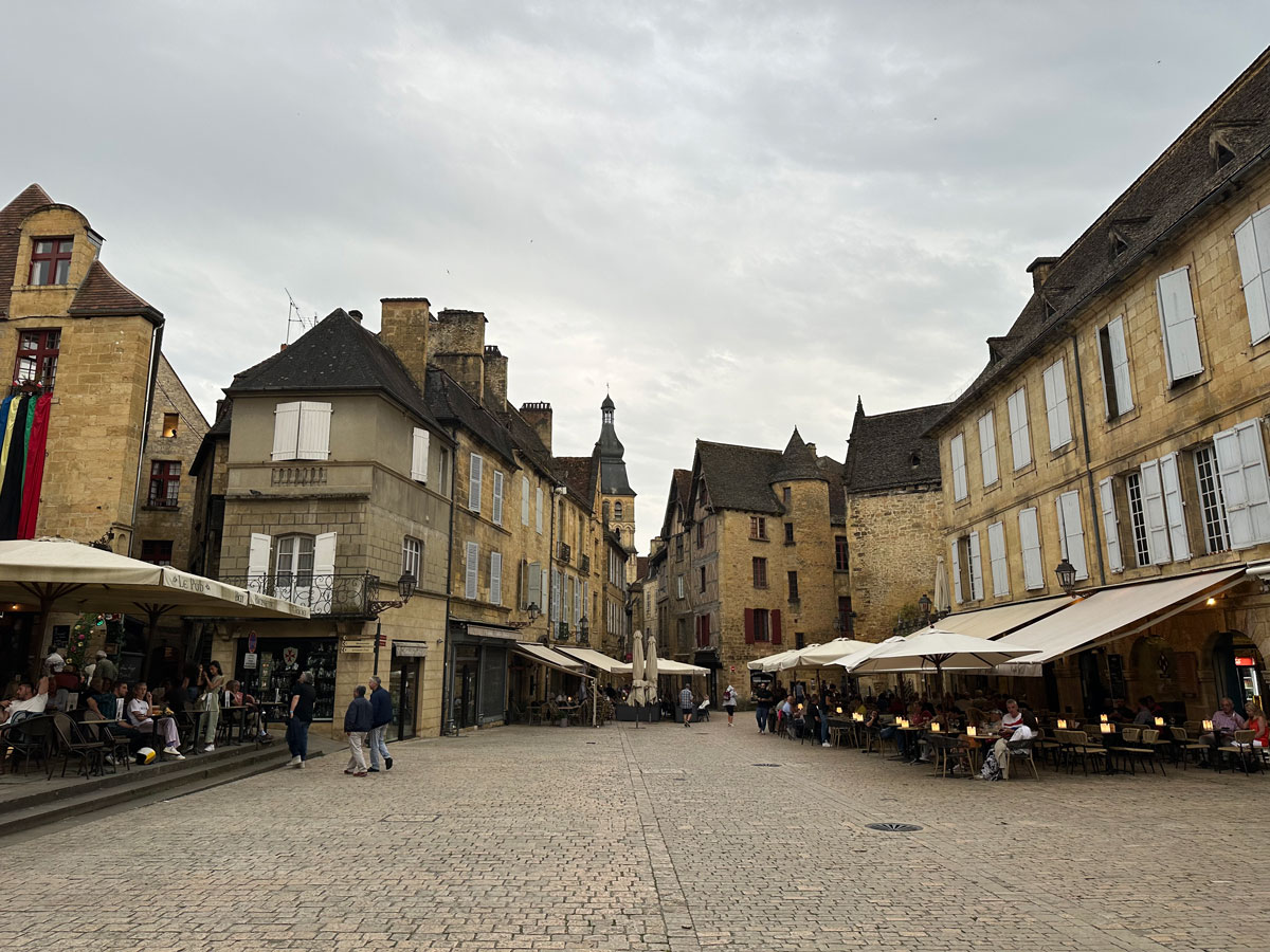 Cosa vedere in Dordogna e nel Périgord: itinerario Gourmet tra Villaggi Medievali, Castelli e Giardini Segreti 60 mercato di Salrat