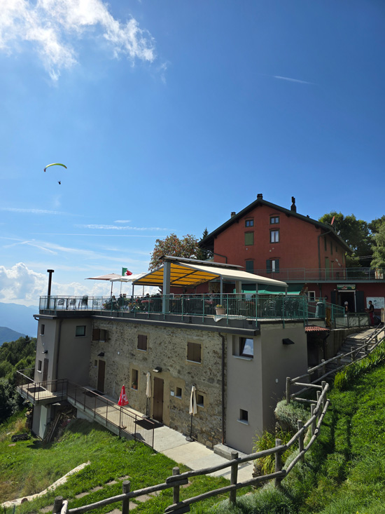 Alpe Giumello: Guida completa per una gita o weekend in montagna unico 33 Dove dormire a Alpe Giumello