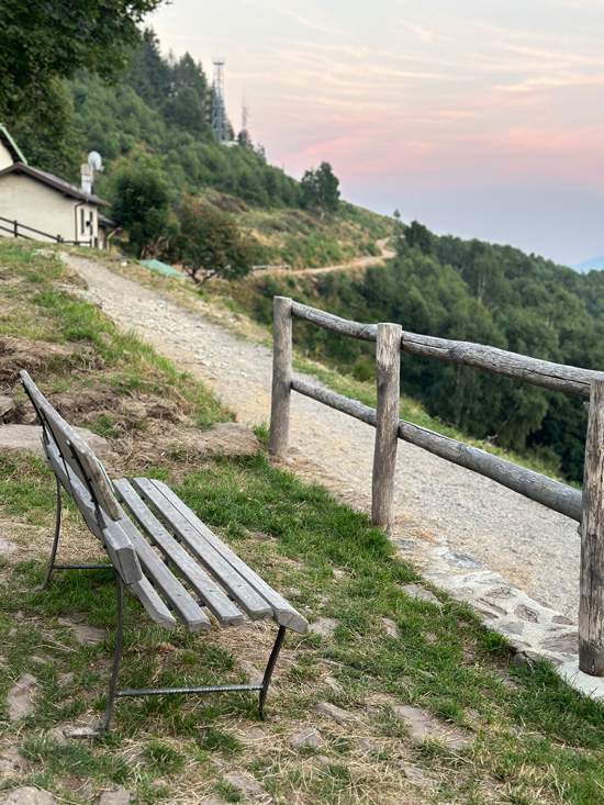 Alpe Giumello: Guida completa per una gita o weekend in montagna unico 47 Sentiero per raggiungere la panchina gigante
