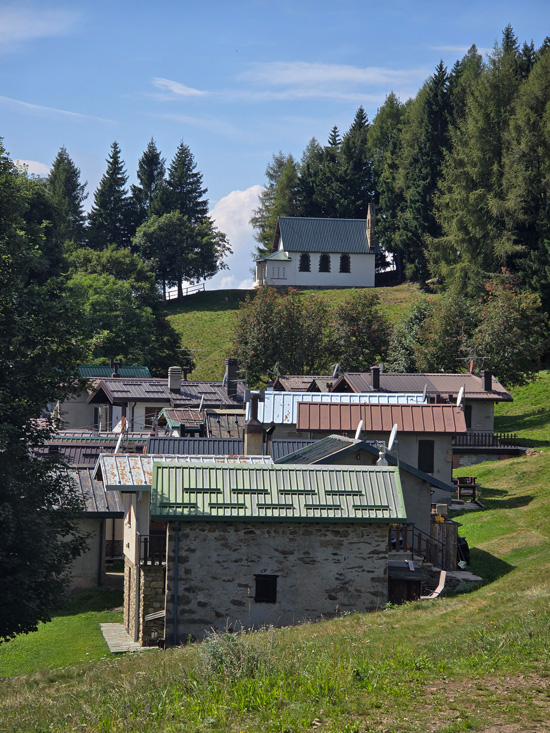 Alpe Giumello: Guida completa per una gita o weekend in montagna unico 9 Casette a Giumello